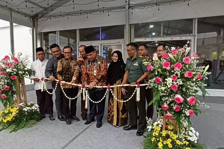 Wakil Bupati Kendal Windu Suko Basuki mengunjungi stand di Pekan Raya Kendal 2023 usai membuka resmi acara itu, Selasa 25 Juli 2023.  (Edi Prayitno/kontributor Kendal)