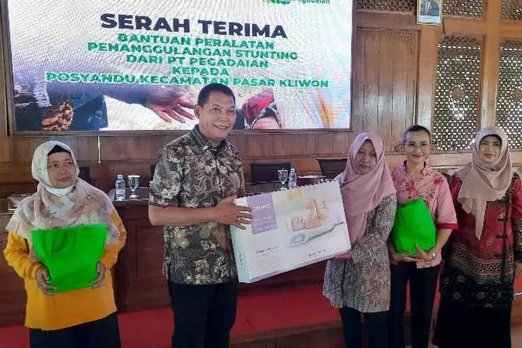 Wakil Wali Kota Solo Teguh Prakosa menyerahkan alat penanggulangan stunting ke posyandu di Kecamatan Pasar Kliwon (Endang Kusumastuti)