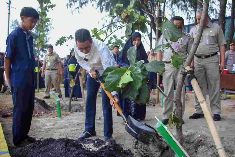 Pj Gubernur DKI Jakarta Heru Budi Hartono menanam pohon ketapang di  Kabupaten  Kepulauan  Seribu, Selasa ( 25/7/2023).