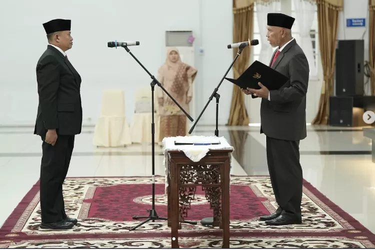 Mursalim saat dilantik oleh Gubernur Sumatera Barat, Mahyeldi (Instagram @mahyeldisp)