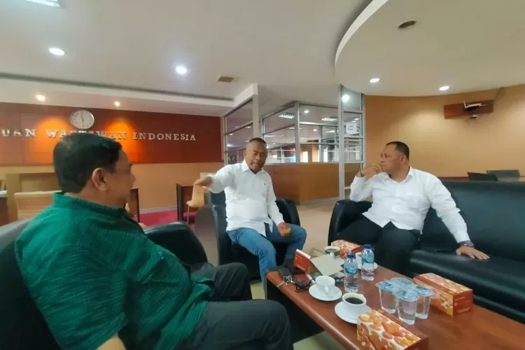 Ketua Umum PWI Pusat Atal S Depari bersama Sekjen PWI Mirza Zulhadi berbincang dengan Anggota Badan Pengawas Pemilu (Bawaslu) RI, Totok Hariyono (Ist)