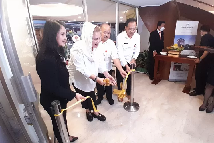 Wali Kota Semarang Hevearita Gunaryanti Rahayu saat meresmikan gerai UMKM Fashion di Hotel Santika Premiere Semarang. (Ayosemarang.com/ Audrian Firhannusa)