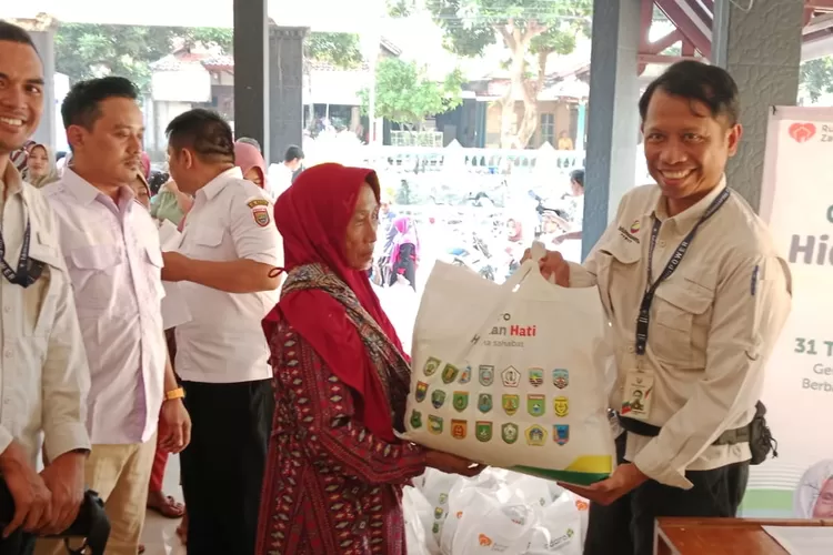 Senior Manajer CSR BPI, Bhayu Pamungkas menyerahkan bantuan paket sembako kepada warga Desa Keranggeneng, Rabu 26 Juli 2023. Foto: Muslihun kontributor Batang.