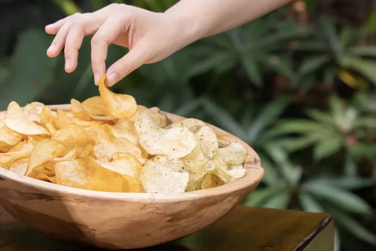 Sola Farm dibuat dengan kentang asli yang langsung dipotong tipis tanpa tambahan tepung sehingga menghasilkan keripik dengan tekstur renyah, tinggi serat serta bebas gluten.  (Istimewa)