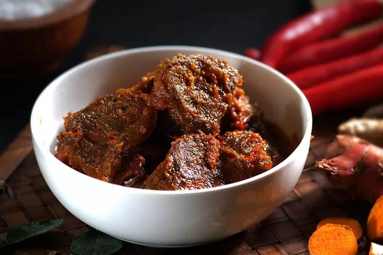 Rendang jadi makanan favorit bule saat kunjungi Indonesia.  (dok. Indonesia-Travel)