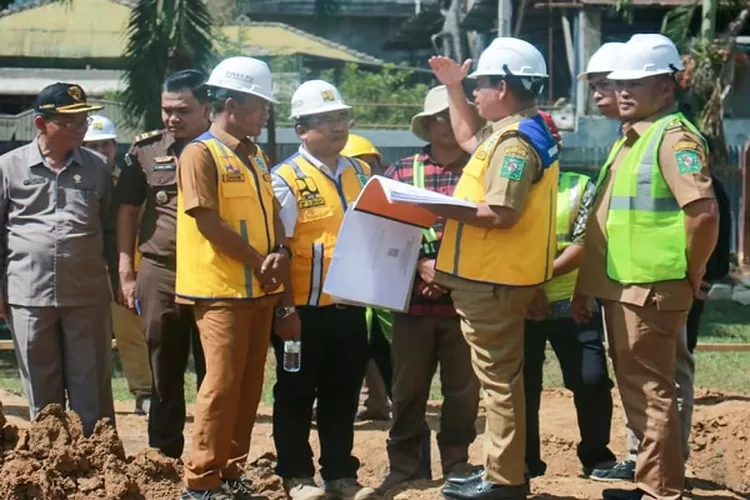 Bupati Simalungun Radiapoh Hasiholan Sinaga saat memulai pembangunan kantor camat Bandar  (Realitasonline.id/SS)
