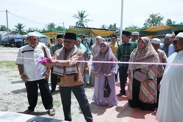 Bupati Asahan melakukan pemotongan pita tanda dibukanya Islamic Boarding School (Realitasonline.id/HS)