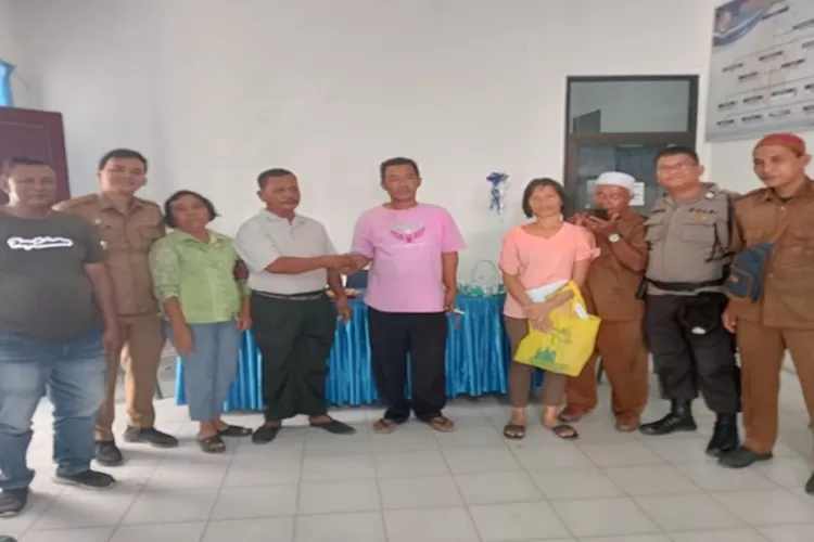 Lurah Cemara Beni Haryanto Tambunan (nomor 2 dari kiri) bersama warganya yang berdamai usai dilaksanakan mediasi di kantor lurah (Realitasonline.id/zul)