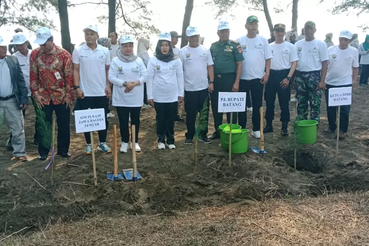 Penjabat Bupati Batang Lani Dwi Rejeki bersama Forkopimda dan kepala OPD tanam cemara laut. (Foto: Muslihun kontributor Batang.)