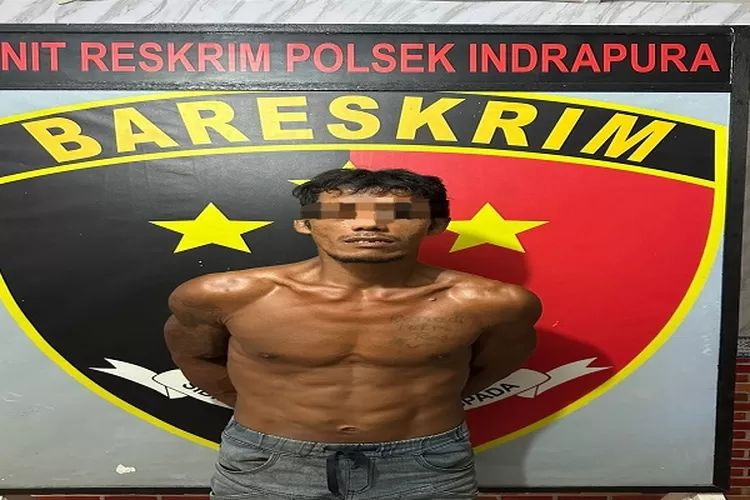 BI Tersangka pencurian Ban dan Tromol Becak milik Muhammad Muslim harus metingkuk di Sel Polsek Inderapura  (Realitasonline.id/H.Guntur Sinaga)