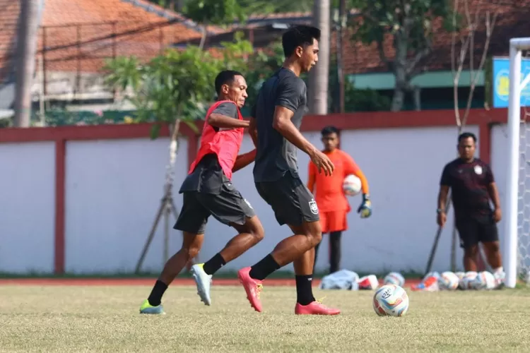 Striker muda PSIS Semarang Risky Dwi saat berlatih di Lapangan Sidodadi. Risky siap maksimal. (Ayosemarang.com/ Audrian Firhannusa)