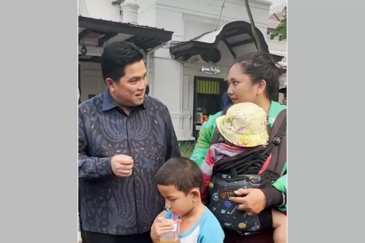 Menteri BUMN Erick Thohir memberikan sebuah hadiah sepeda motor kepada ibu ojol hebat yang menghapirinya sambil menggendong anaknya. (Tangkapan Layar TikTok @erick.thohir)
