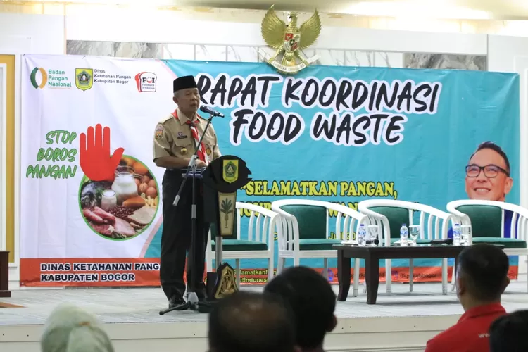 Sekda) Kabupaten Bogor, Burhanudin saat memimpin Rapat Koordinasi (Rakor) upaya pengurangan dan pencegahan Food Waste di Gedung Serbaguna I Setda Kabupaten Bogor, Cibinong, Selasa 25 Juli 2023. (Diskominfo)