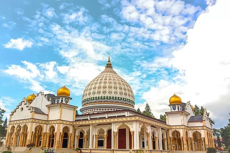 Potret Masjid Raya Ruhama (pegipegi.com)