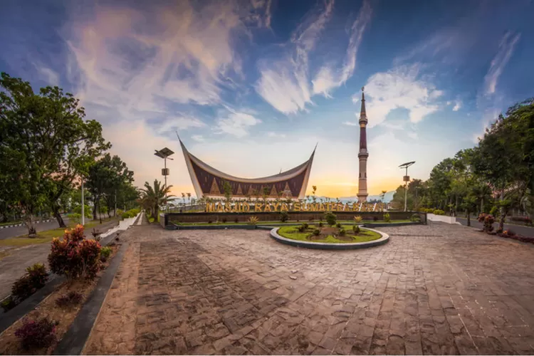 Masjid Raya Sumatera Barat Termegah dan Memiliki Desain Unik.  (indonesia.teavel)