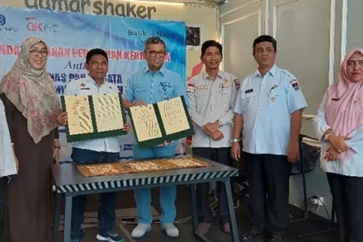 Foto bersama usai penandatanganan perjanjian kerja sama Bank Nagari Cabang Pasar Raya dan Dinas Pariwisata serta Dinas Pemuda dan Olahraga Padang. IST