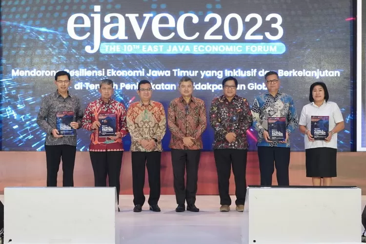 Kepala Perwakilan Bank Indonesia Provinsi Jawa Timur, Doddy Zulverdi (tengah) disela EJAVEC 2023
