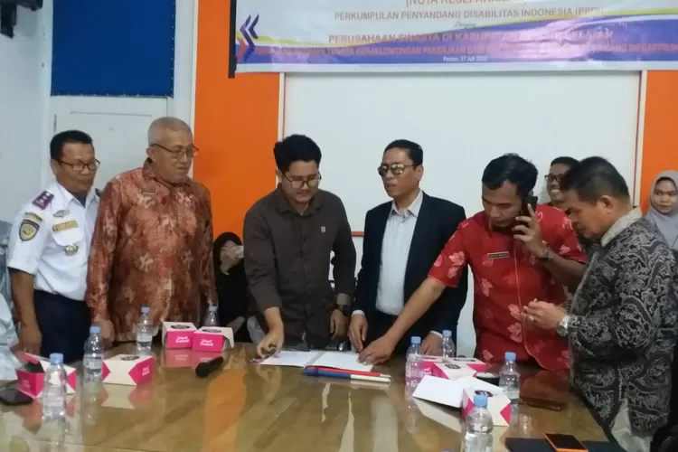 Penandatanganan Nota Kesepahaman (MoU) antara Perkumpulan Penyandang Disabilitas Indonesia (PPDI) di Sekretariat FLLAJ Dinas Perhubungan Kabupaten Pesisir Selatan, Kamis (27/07). (Kominfo Pesisir Selatan)