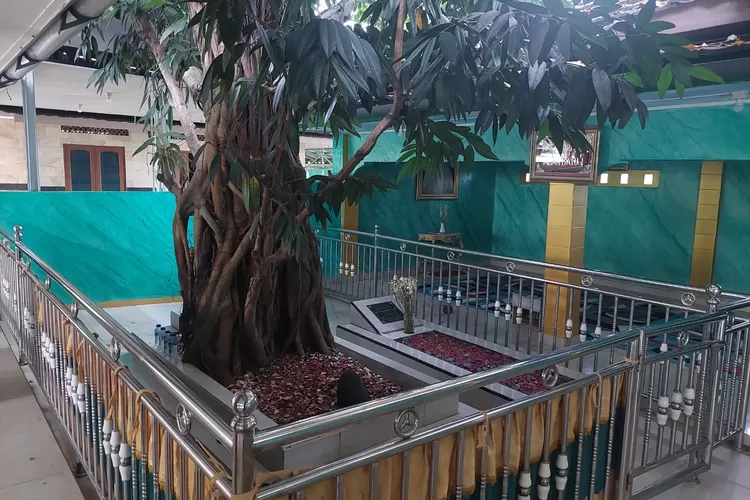 KUNJUNGAN : Ketua Karang Taruna Kelurahan Tapos, Agus Irawan berziarah ke makam embah Bayun, Kelurahan/Kecamatan Tapos.