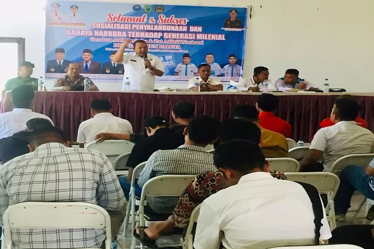 Plh Kepala BNN Kabupaten Tapsel Syahran SAP MM saat memberikan materi saat sosialisasi penyalahgunaan dan bahaya narkoba di Haltim (Realitasonline.id/ASR)