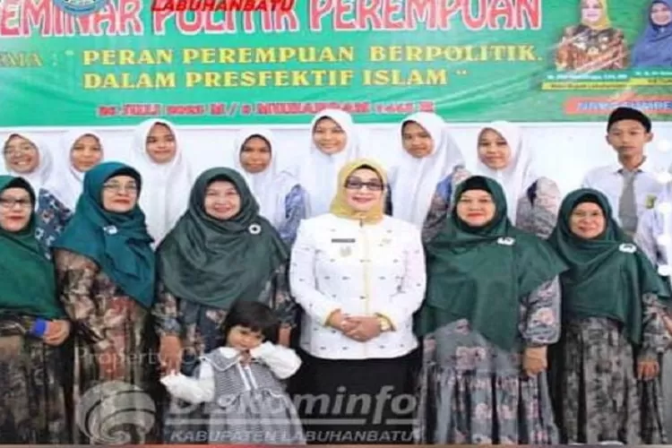 Wakil Bupati Labuhanbatu Ellya Rosa bersama peserta seminar peran perempuan berpolitik dalam perspektif Islam (Realitasonline.id/RS)
