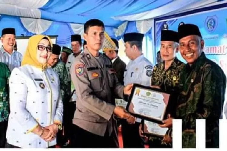 Kakan Kemenag Labuhanbatu menyerahka penghargaan kepada unsur Forkopimda disaksikan Wabup Ellya Rosa (Realitasonline.id/RS)