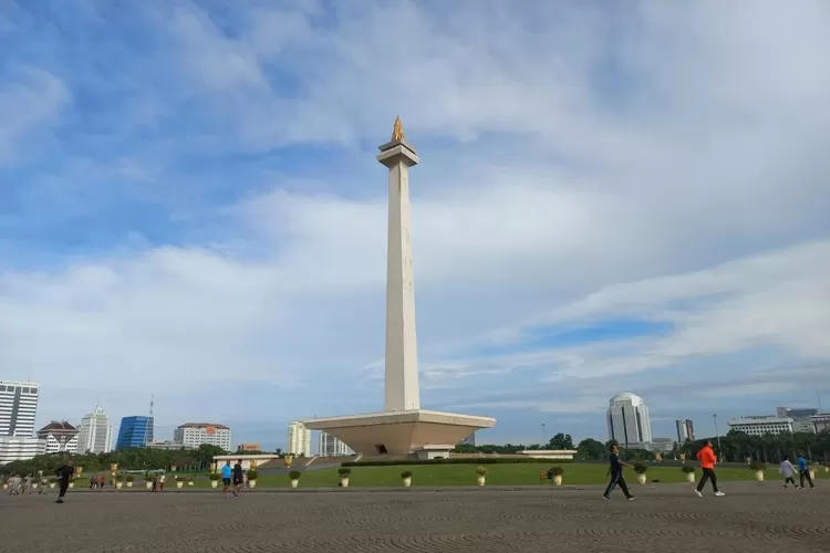 Ilustrasi langit Monas cerah berawan. BMKG memprediksi cuaca hari ini Sabtu 5 Agustus 2023 untuk kawasan Jabodetabek cerah pada pagi hari.