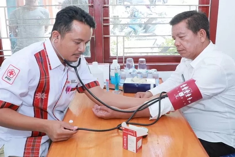 Petugas PMI saat memeriksa Bupati Simalungun Radiapoh sebelum melakukan donor ( Realitasonline.id/SS)