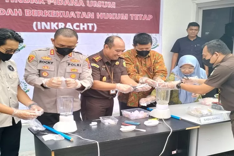 Kajari Asahan bersama Kapolres dan ketua PN saat pemusnaan barang bukti narkotika  (Realitasonline.id/HS)