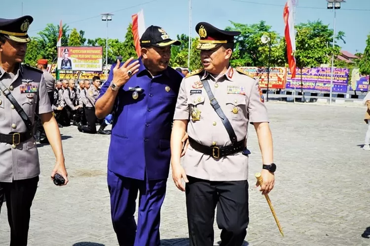 Plt Bupati Langkat Syah Afandin terlihat berbincang-bincang dengan Kapolda Sumut Irjen Pol Agung Setia Imam Effendi usai pembukaan Pendidikan Bintara Polri  (Realitasonline.id/AA)