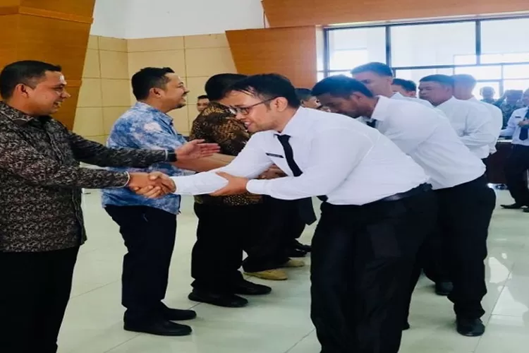 Bupati Paluta Andar Amin Harahap SSTP MSi menyampaikan ucapan selamat kepada 171 orang PPPK formasi tahun 2022 baru menerima SK pengangkatan (Realitasonline.id/ASR)