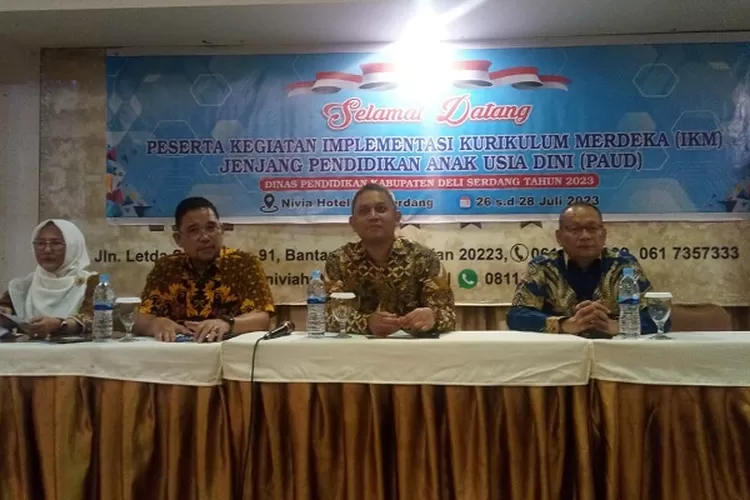 Kepala Dinas Pendidikan Kabupaten Deli Serdang Yudy Hilmawan SE,MM(ketiga dari kiri) sedang memberikan sambutan dan bimbingan (Realitasonline.id/zul)