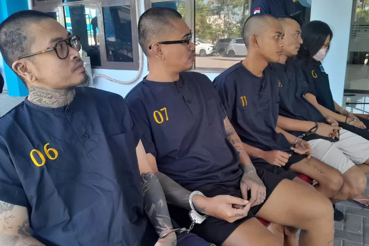 Dua tersangka kasus peredaran ganja di Babershop Pleburan Semarang yang diamankan BNN Jateng.  ((Ayosemarang.com/ Audrian Firhannusa))