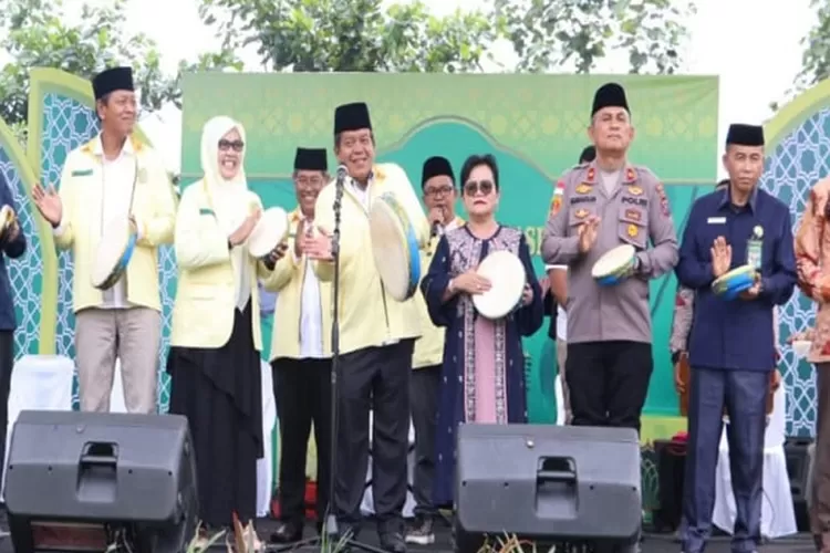 Bupati Simalungun Radiapoh dan Ketua TP PKK Ny.Ratnawati Radiapoh Hasiholan memukul rebana saat membuka festival LASQI  (Realitasonline.id/SS)