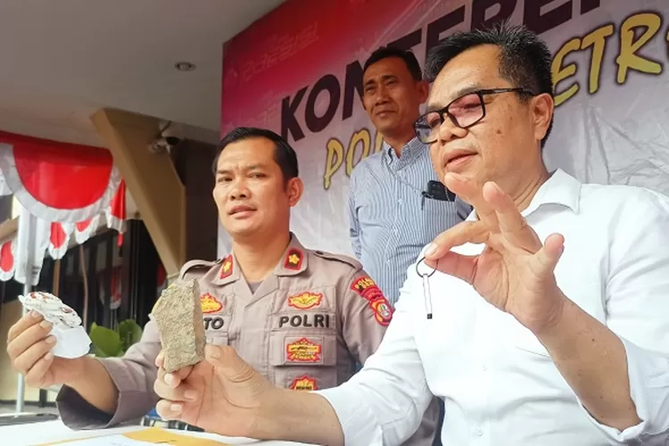 Polisi memperlihatkan barang bukti kasus pelemparan batu di Depok (HarianHaluan.com)