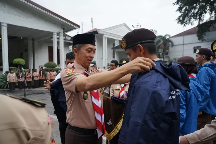 Wakil Wali Kota Bogor yang juga Ketua Kwarcab Gerakan Pramuka Kota Bogor Dedie Rachim melepas anggota pramuka yang akan terbang ke Korea. (Pemkot Bogor)