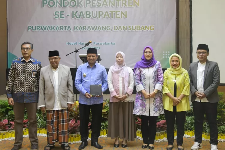 Wagub Jabar Uu Ruzhanul Ulum bersama Bupati Purwakarta Anne Ratna Mustika. (Diskominfo Purwakarta)
