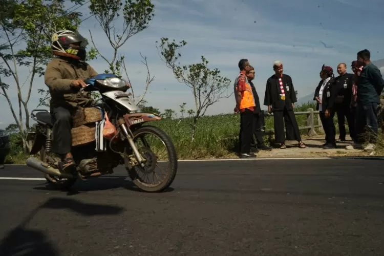 Gubernur Jawa Tengah Ganjar Pranowo, meninjau perbaikan ruas jalan Jumo-Muntung yang sering dikeluhkan warga akibat rusak dan berlubang. (Antara )