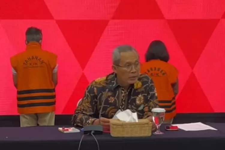 Wakil Ketua Komisi Pemberantasan Korupsi Alexander Mawarta memimpin ekspos penahanan Direktur Utama PT Kindah Abadi Utama Roni Aidil dan Direktur Utama PT Intertekno Grafika Sejati Marilya di Gedung Juang Komisi Pemberantasan Korupsi (KPK), Jakarta,