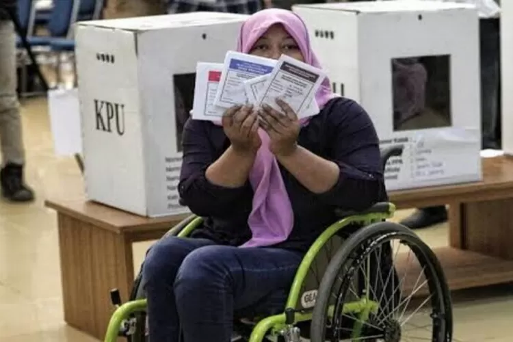 Ilustrasi penyandang disabilitas menggunakan hak pilih di Pemilu. (dok. Humas Polri)