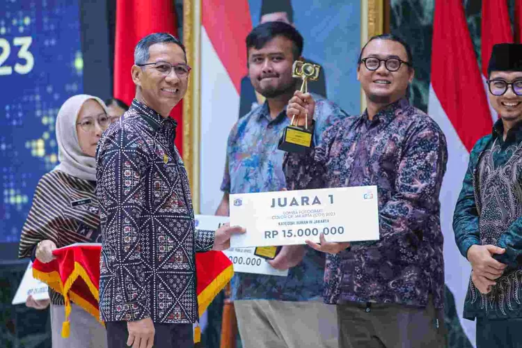 Pj Gubernur DKI Heru Budi  Hartono menyerahkan  hadiah dan piagam  kepada pemenang  CoJ, Kamis (27/7/2023).