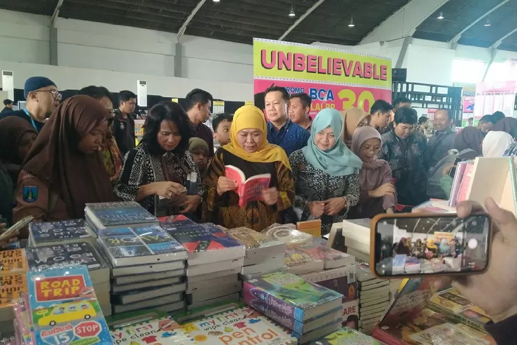 Gubernur Khofifah (tengah) dan Presiden Direktur Big Bad Wolf Indonesia, Uli Silalahi saat berada di area bazar