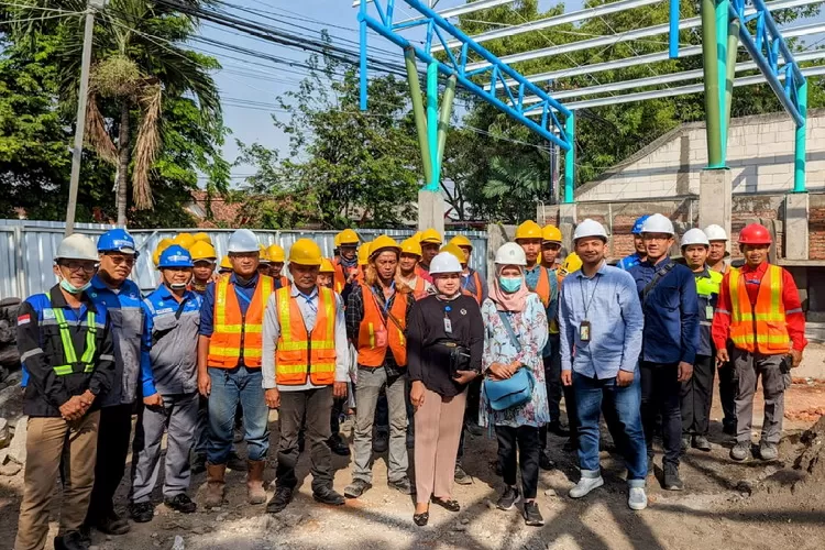 Tim BPJS Ketenagakerjaan Surabaya Karimunjawa saat bersama pekerja proyek