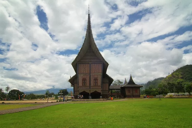  Istana ini terletak di nagari Pagaruyung, kecamatan Tanah Tanjung Emas, Kabupaten Tanah Datar (indonesiakaya.com)