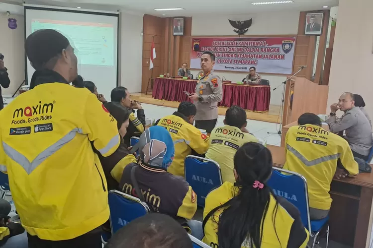 Kapolrestabes Semarang Kombes Irwan Anwar saat memberikan sosialisasi kepada driver ojek online Semarang untuk cegah aksi kejahatan. (Ayosemarang.com/ Audrian Firhannusa)