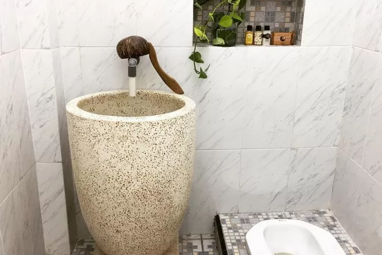 Ilustrasi 5 Inspirasi Desain Kamar Mandi Minimalis Kloset Jongkok, Kloset Ini Ternyata Bisa Tampil Moder Loh! (Foto/Istimewa.)