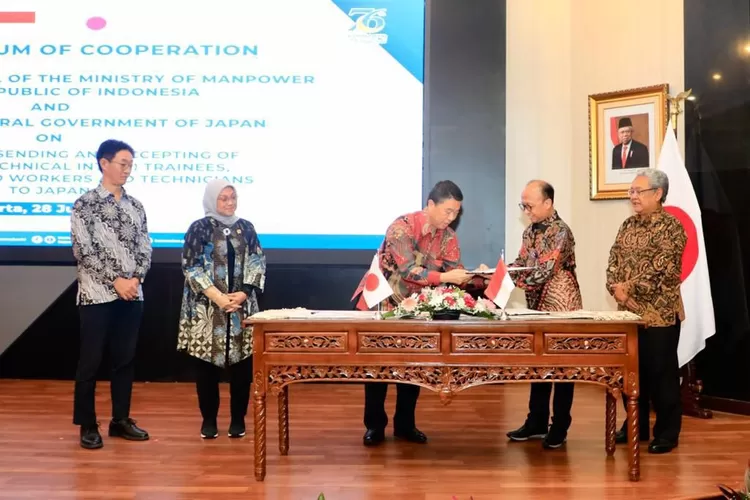 Penandatanganan Memorandum of Cooperation (MoC) oleh Sekretaris Jenderal Kemnaker Anwar Sanusi dan Gubernur Perfektur Miyagi Yoshihiro Murai 