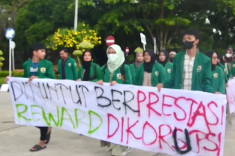 Demonstrasi mahasiswa Universitas Andalas untuk meminta hak atas dana mahasiswa (Instagram @bemkmunand)
