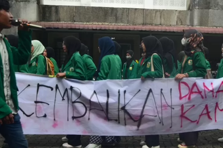 Aksi demonstrasi mahasiswa Universitas Andalas atau Unand.  (Instagram @bemkmunand )