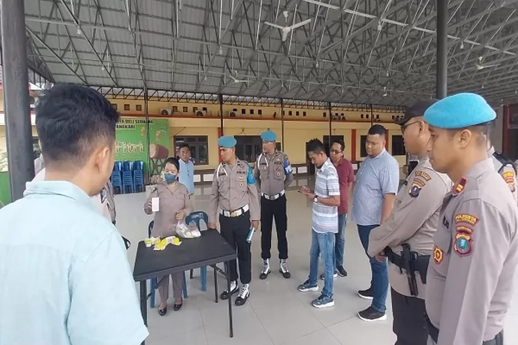 Satuan Propam dan ASN Polresta Deli Serdang sedang melakukan Tes Urine terhadap personil dan ASN (Realitasonline.id/Zul)